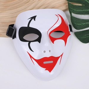 Détail du masque hip-hop en PVC avec motifs de faucheuse rouge et noir et sangle élastique