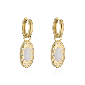 Dettaglio di orecchini in oro 18K con ciondolo bianco e bordo di zirconi scintillanti
