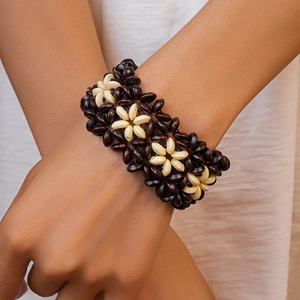Vue détaillée du bracelet de perles tressées avec motif floral marron et crème