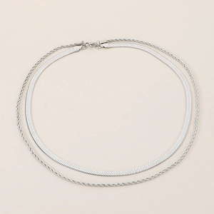 Vue détaillée du collier double rang en acier inoxydable argenté, maille serpent et torsadée