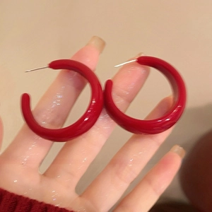 Boucles d'oreilles créoles C en acrylique rouge minimaliste avec tige en argent
