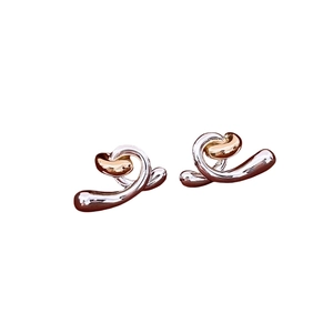 Zweifarbige gedrehte Metallohrringe in Silber und Gold mit abstraktem, minimalistischem Design