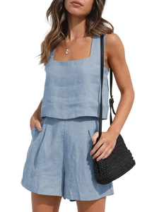 Détail du tissu en lin bleu clair de l'ensemble deux pièces avec col carré et taille haute