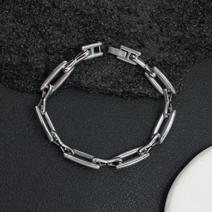 Detailansicht einer silbernen Gliederkette aus Edelstahl mit rechteckigen Gliedern im Detail
