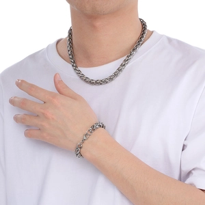 Primo piano della collana e del bracciale a catena in acciaio inossidabile lucido