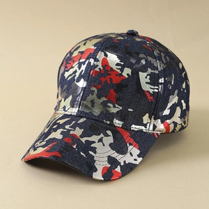 Détail d'une casquette de baseball camouflage bleu avec motifs argentés et rouges