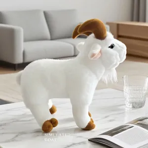 Peluche de chèvre blanche réaliste avec cornes brunes debout sur une table en marbre