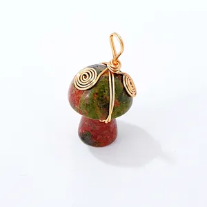Détail du pendentif champignon en Unakite avec fil doré et spécification de 3cm de long