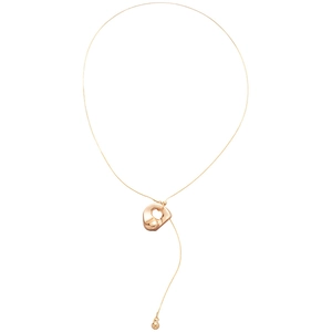 Minimalistische goldene Kette mit unregelmäßigem Anhänger und glänzender Oberfläche
