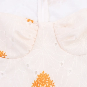 Vestido blanco bordado con flores, escote de corazón y mangas abullonadas