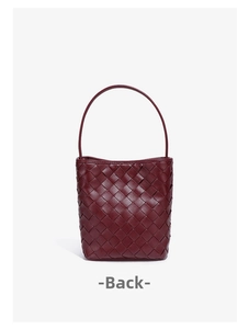 Vue arrière d'un sac seau bordeaux tressé à la main avec une fine bandoulière