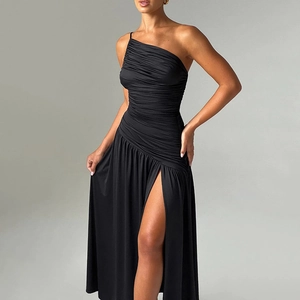 Détail d'une robe noire élégante à une épaule avec fente latérale et texture froncée chic