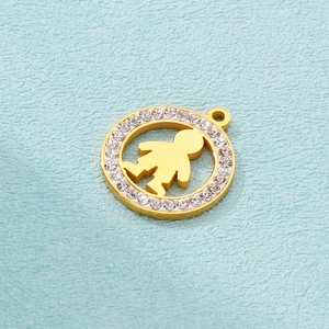 Vue détaillée du pendentif garçon doré serti de zircons avec une finition brillante