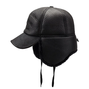 Professionelle schwarze Wintermütze für Herren mit warmem Fleecefutter und Ohrenklappen