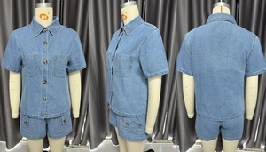 Detailansicht des Denim-Zweiteilers mit Vordertaschen und braunen Kontrastknöpfen