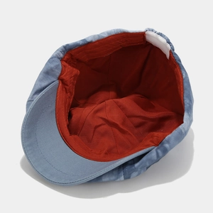 Details der blauen Baumwoll-Baskenmütze mit rotem Futter und weißem Elastikband
