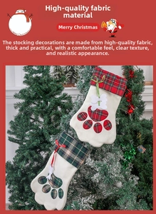 Détail de chaussettes de Noël en forme de pattes avec revers à carreaux sur un sapin