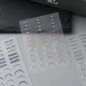Gros plan d'autocollants 5D pour ongles avec lignes métalliques or rose et argentées