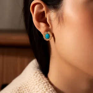 Orecchini vintage in oro con turchese e cristalli indossati da modella elegante
