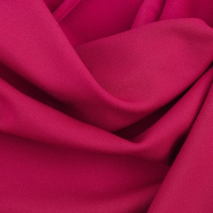 Abito lungo fluido schiena scoperta magenta con trama di tessuto plissettato di qualità