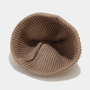 Bonnet en grosse maille camel avec motif côtelé et matière chaude en laine