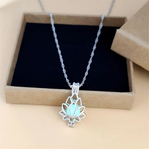 Détail du collier pendentif lotus lumineux dans sa boîte cadeau en papier kraft