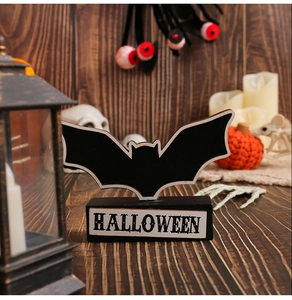 Détail d'un ornement de chauve-souris en bois avec texte Halloween sur fond sombre