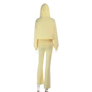 Rückansicht des hellgelben Kapuzenpullovers und der ausgestellten Hose am Mannequin