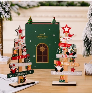 Vue détaillée des ornements d'arbre de Noël en bois et d'un coffret cadeau festif