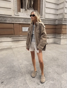 Chic khaki faux suede jacket with cargo pockets and stand collar in outdoor street style