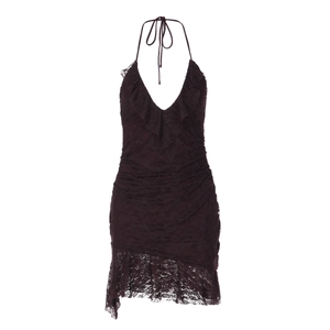 Détail de la robe en dentelle prune avec dos nu, volants au col et texture plissée