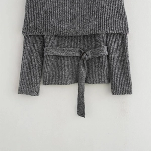 Maglione in maglia grigio scuro con spalle scoperte, trama a coste e cintura coordinata