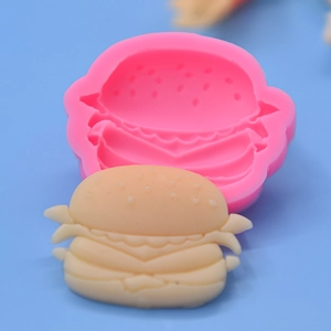 Stampo in silicone rosa a forma di hamburger per pasticceria fai-da-te con torta gialla