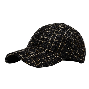 Casquette de baseball classique en tweed noir et doré avec texture tissée élégante