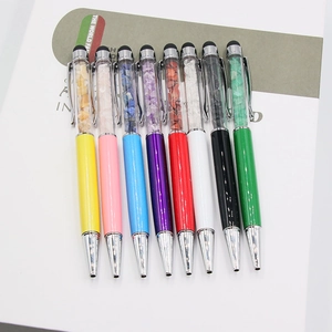 Set mit 8 bunten Metall-Touchpens gefüllt mit natürlichen Edelsteinen auf weißem Grund