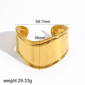 Bracciale a fascia larga geometrico in oro 18k con finitura a specchio lucida