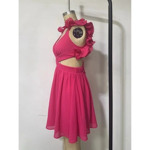 Détail de mini robe rose dos nu avec découpes à la taille et ourlet volanté