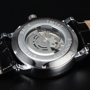 Detailansicht der Rückseite einer Automatikuhr mit Edelstahlgehäuse und Lederarmband