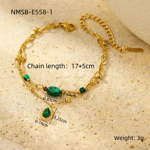 Détail d'un bracelet doré double couche avec charms en malachite verte et dimensions