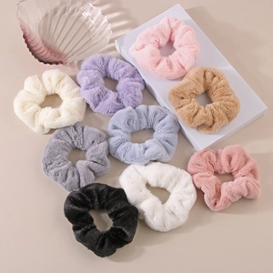 Elastici per capelli in peluche francese in vari colori su supporti minimalisti chic