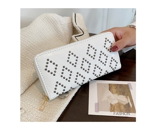 Nahaufnahme der weißen PU-Leder-Clutch mit grauen Nieten und goldenem Reißverschluss
