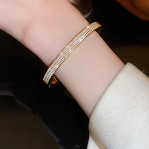 Dettaglio del bracciale placcato oro con tre file di scintillanti zirconi a pavé