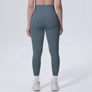 Detail der grau-blauen High-Waist Yoga-Leggings mit Push-up-Effekt und elastischem Stoff