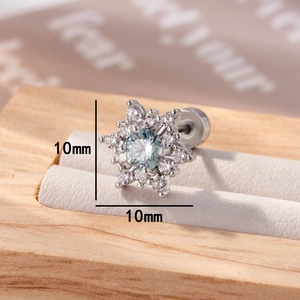 Schneeflocken Ohrstecker mit hellblauem Zirkon und 10mm Silberstahl Schraubverschluss