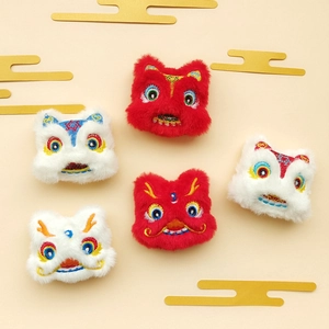 Dettaglio di cinque ciondoli in peluche a forma di leone cinese con ricami fini