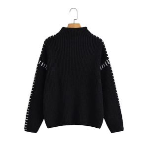 Maglione in maglia nera da donna con cuciture a contrasto bianche e vestibilità comoda