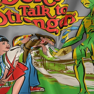 Dettaglio dell'arazzo vintage con grafica Don't Talk to Strangers e pieghe retrò