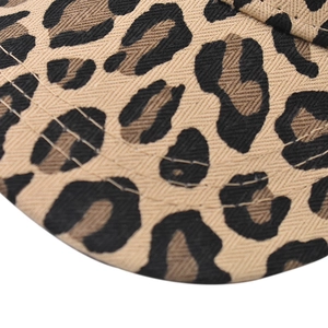 Vue macro détaillée du motif léopard et de la texture en coton sergé sur la casquette de baseball