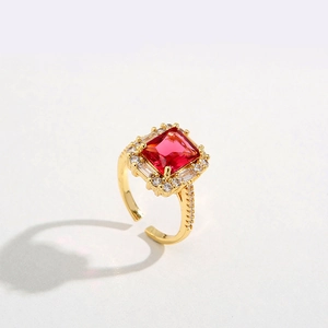 Bague luxueuse plaquée or avec pierre précieuse rouge rectangulaire et pavé de cristaux