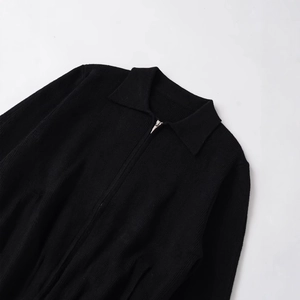 Damen Strickjacke in Schwarz mit Reverskragen und silbernem Reißverschluss-Detail